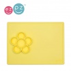 Fotografia, na której jest EZPZ Silikonowa mata do zabawy z pojemniczkami 2w1 Flower Play Mat żółta