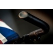 Fotografia, na której jest MINI by EASYWALKER Wózek spacerowy z osłonką przeciwdeszczową  XL Union Jack Classic