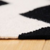 Fotografia, na której jest Wełniany dywan CHEVRON BLACK WHITE II - White Oaks
