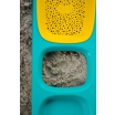 Fotografia, na której jest Łopatka do piasku z sitkiem Scoppi Quut - Lagoon Green + Mellow Yellow