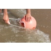 Fotografia, na której jest Wiaderko do wody i piasku Ballo Quut - Coral Rose + Soft Rose