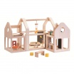 Fotografia, na której jest Składany, drewniany domek dla lalek | Plan Toys®