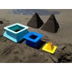 Fotografia, na której jest QUUT Zestaw 3 foremek do piasku Piramida Pira Vintage Blue + Deep Blue + Mellow Yellow