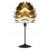 Fotografia, na której jest Lampka nocna ALUVIA Champagne Table - UMAGE | brushed brass