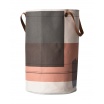 Fotografia, na której jest Kosz na pranie COLOUR BLOCK - ferm LIVING